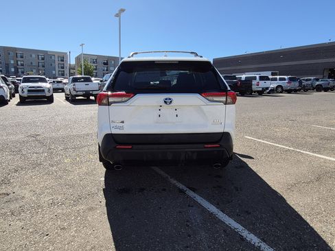 Used 2021 Toyota RAV4 XLE w/ Convenience Package AWD/4WD image 4