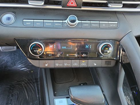 Used 2024 Hyundai Elantra Limited image 30