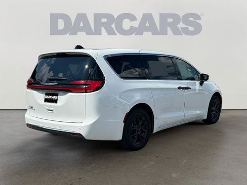 Used 2024 Chrysler Pacifica Touring-L FWD image 5