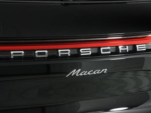 Certified 2023 Porsche Macan AWD/4WD image 22