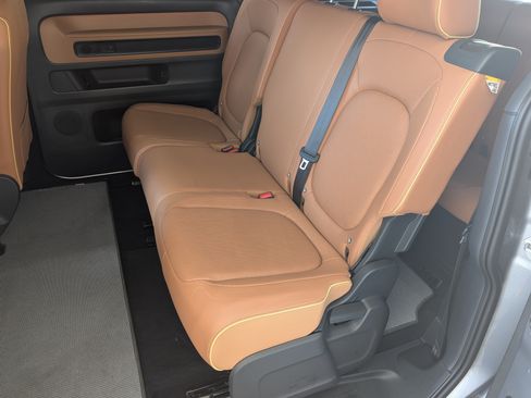 Used 2025 Volkswagen ID. Buzz 1st Edition RWD image 17