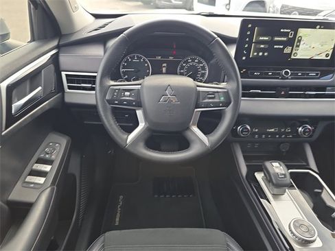 Used 2025 Mitsubishi Outlander SE image 16
