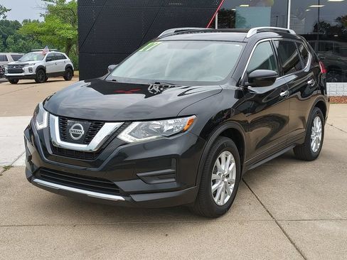 Used 2017 Nissan Rogue SV FWD image 1