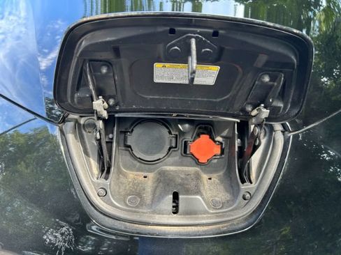 Used 2015 Nissan Leaf SL FWD image 37