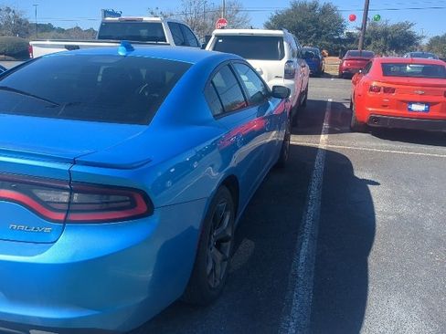 Used 2015 Dodge Charger SXT image 2