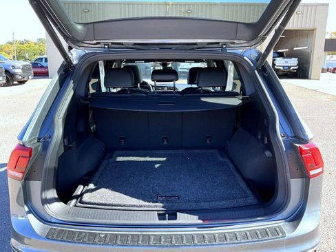 Used 2023 Volkswagen Tiguan SEL R-Line image 9