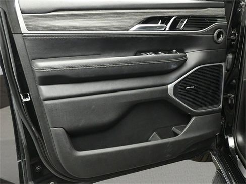 Used 2023 Jeep Wagoneer Series II image 9