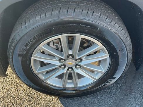 Used 2023 Chevrolet Traverse LT image 6