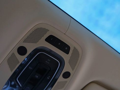 Used 2018 Bentley Bentayga image 51