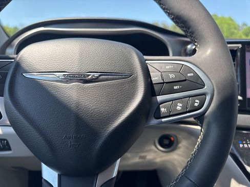 Used 2023 Chrysler Pacifica Touring-L image 15