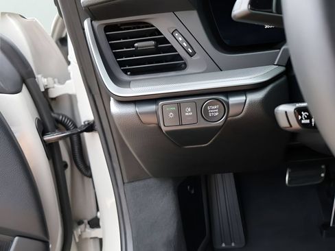Certified 2025 Porsche 911 Carrera RWD image 31