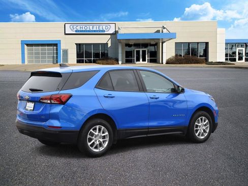 Used 2024 Chevrolet Equinox LS w/ LS Convenience Package AWD/4WD image 3