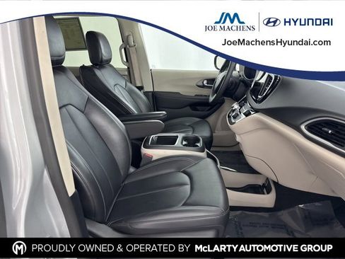 Used 2024 Chrysler Pacifica Touring-L image 22
