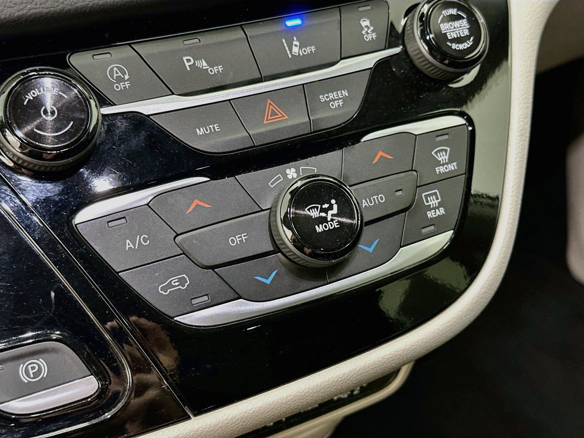 Used 2024 Chrysler Pacifica Touring-L FWD image 23