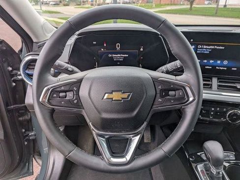 Used 2025 Chevrolet Trax LT w/ LT Convenience Package FWD image 18