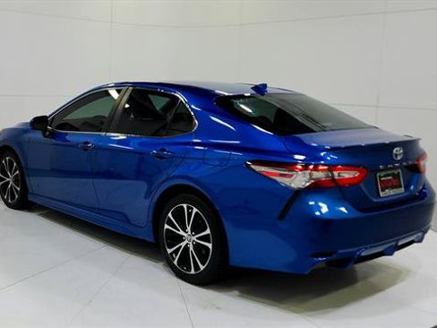 Used 2019 Toyota Camry SE FWD image 6