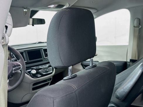 Used 2018 Chrysler Pacifica LX FWD image 27