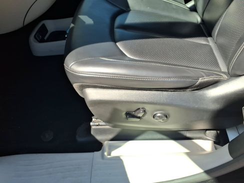 Used 2023 Chrysler Pacifica Touring-L FWD image 14