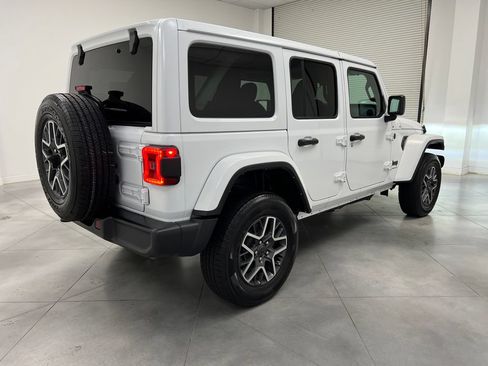 Used 2025 Jeep Wrangler Unlimited Sahara AWD/4WD image 9