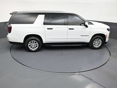 Used 2025 Chevrolet Suburban LS RWD image 16