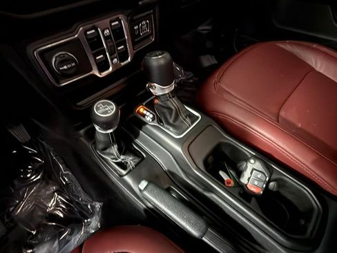 Used 2023 Jeep Wrangler Sahara image 22