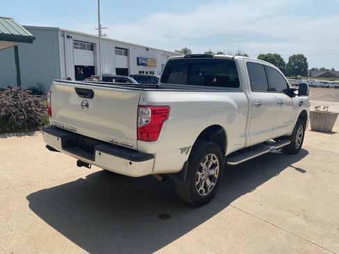 Used 2018 Nissan Titan SL w/ Chrome Package AWD/4WD image 9