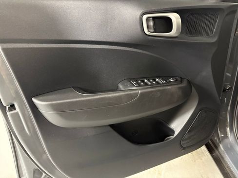 Used 2025 Hyundai Venue SEL FWD image 15
