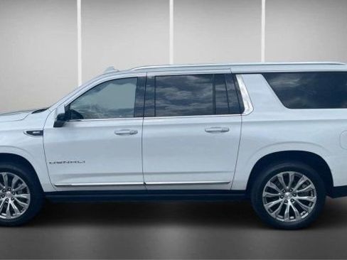 Used 2022 GMC Yukon XL Denali w/ Denali Premium Package AWD/4WD image 11