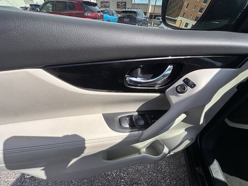 Used 2021 Nissan Rogue Sport SV FWD image 13