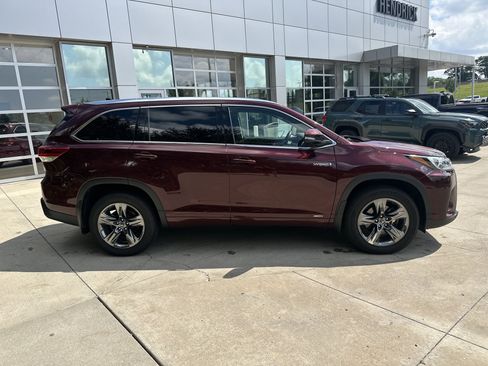 Used 2017 Toyota Highlander Limited Platinum AWD/4WD image 10