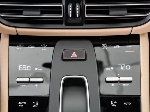 Certified 2025 Porsche Macan AWD/4WD image 18