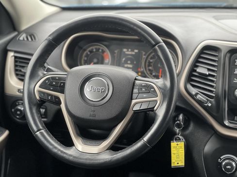 Used 2018 Jeep Cherokee Latitude w/ Altitude Package image 21