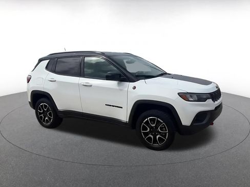 Used 2025 Jeep Compass Trailhawk AWD/4WD image 2