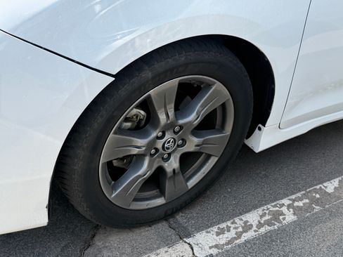 Used 2020 Toyota Sienna SE w/ Carpet Mat Package FWD image 4