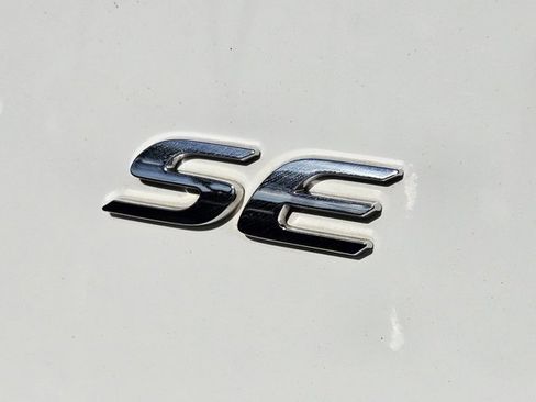 Used 2018 Toyota Corolla SE w/ SE Premium Package image 30