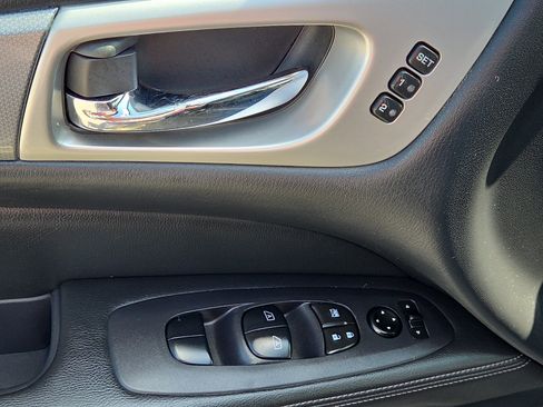 Used 2019 Nissan Pathfinder SL AWD/4WD image 15
