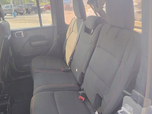 Used 2022 Jeep Wrangler Unlimited Rubicon w/ Cold Weather Group image 18