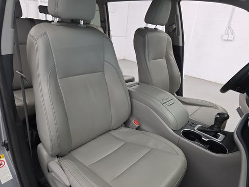 Used 2015 Toyota Highlander XLE FWD image 10
