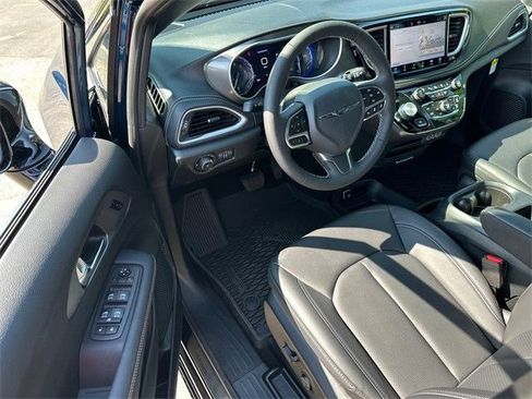 New 2025 Chrysler Pacifica Select image 29