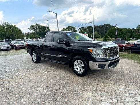 Used 2018 Nissan Titan SV w/ SV Convenience Package image 3
