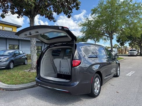 Used 2018 Chrysler Pacifica Touring-L image 18