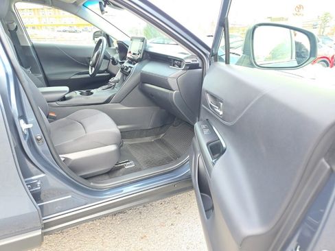 Certified 2022 Toyota Venza LE image 9