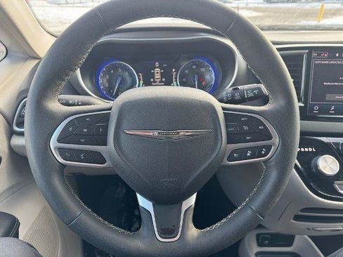 Used 2024 Chrysler Pacifica Touring-L FWD image 24