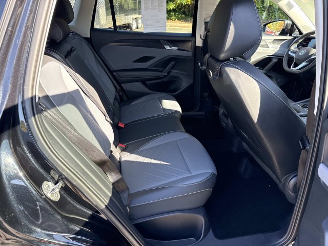 Used 2025 Volkswagen Tiguan SE AWD/4WD image 11