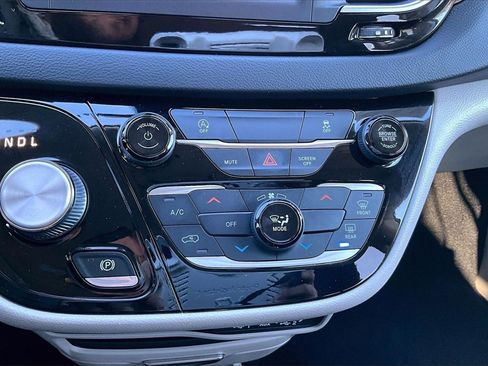 Used 2022 Chrysler Voyager LX image 15