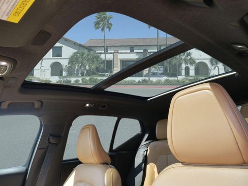 Used 2019 Volvo XC40 T5 Momentum image 9