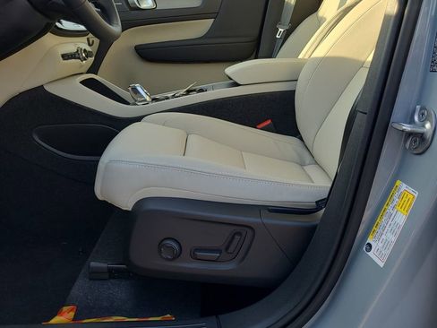 Used 2024 Volvo XC40 B5 Ultimate image 3