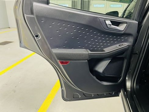 Used 2020 Ford Escape SE image 25
