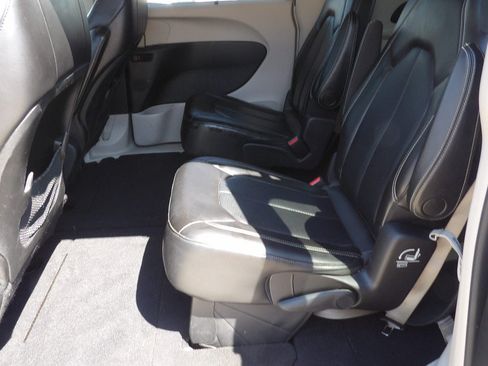 Used 2020 Chrysler Voyager Lxi FWD image 22