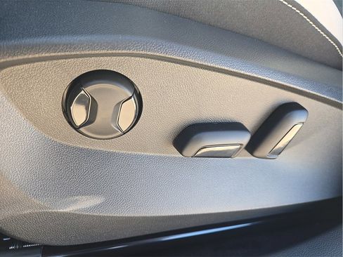 New 2026 Volkswagen Taos SE image 18